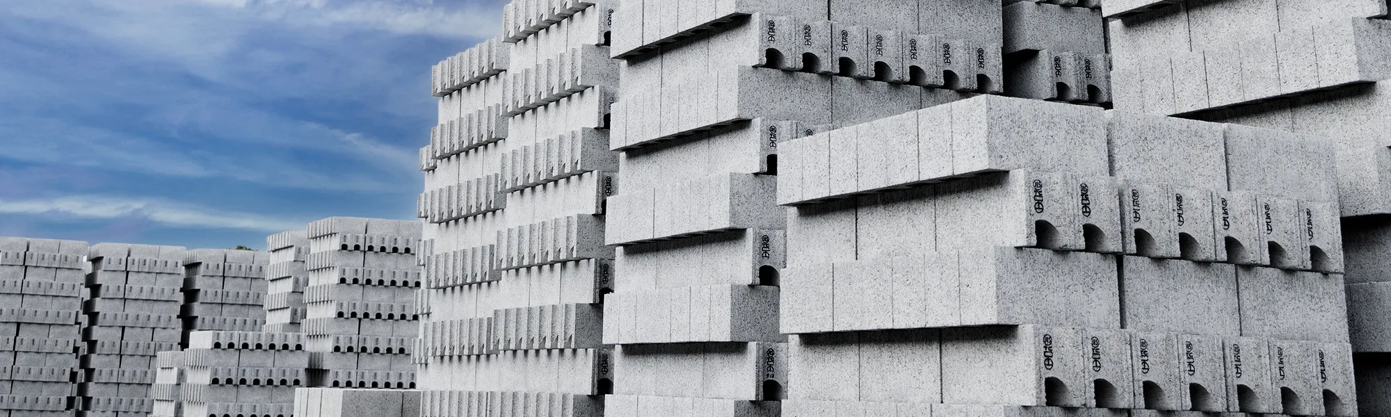 積み上がったブロックの写真